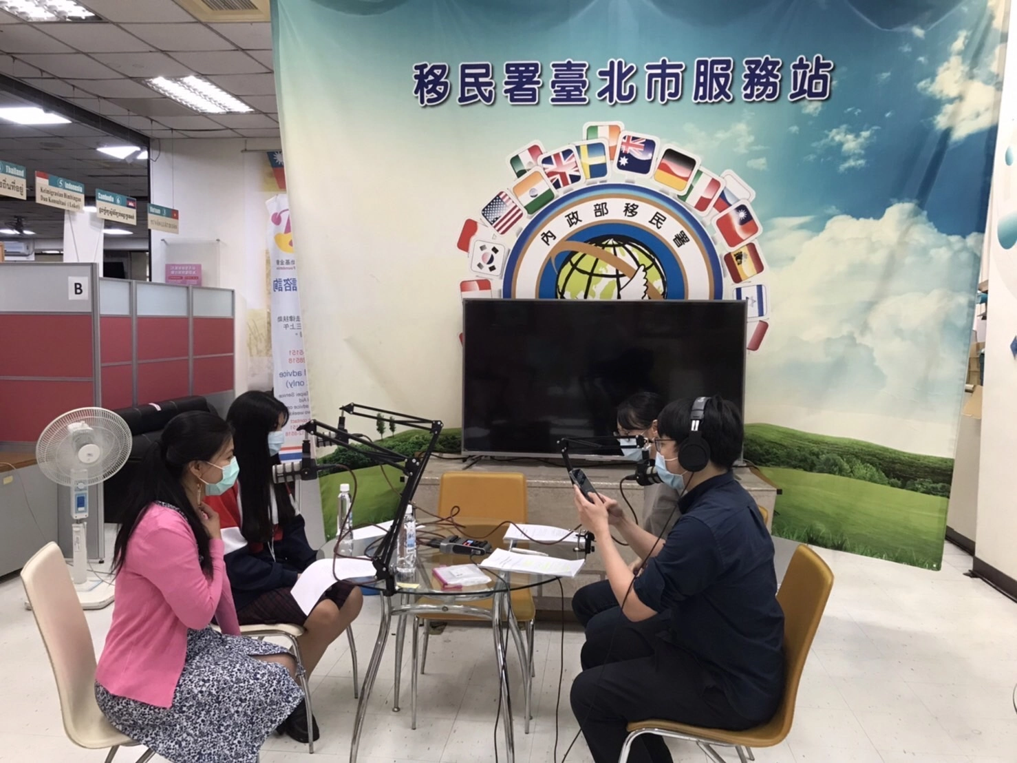 陳秋柳(左一)及鄭琬諠(左二)精彩訪談內容，可至移民署PODCAST節目「文化談新事」收聽。