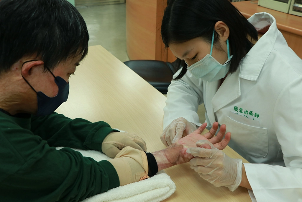 傷友阿燕在陽光治療師及社工協助下積極面對復健。