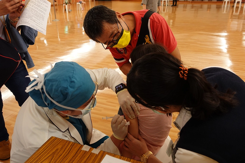 護理師為兒童施打疫苗。
