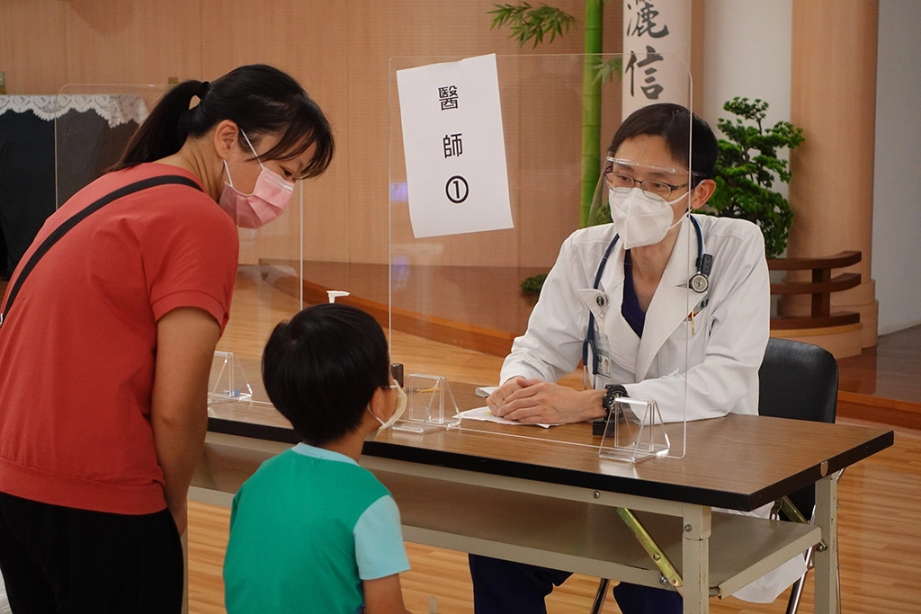 小兒科醫師黃冠翰為小朋友問診評估。