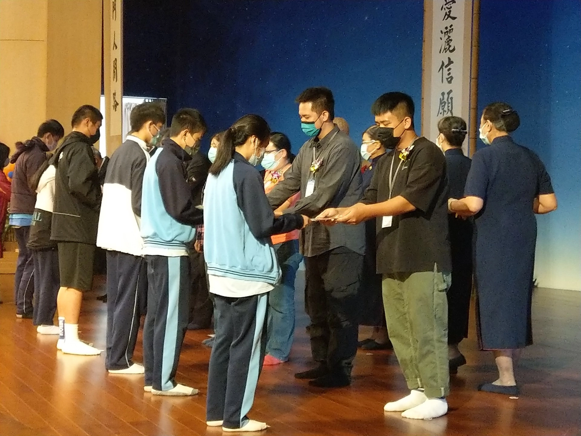 劉同學的兩位哥哥，也現身新竹新芽獎學金頒獎典禮，擔任頒獎人，鼓勵這些獲獎的學們，努力向上。