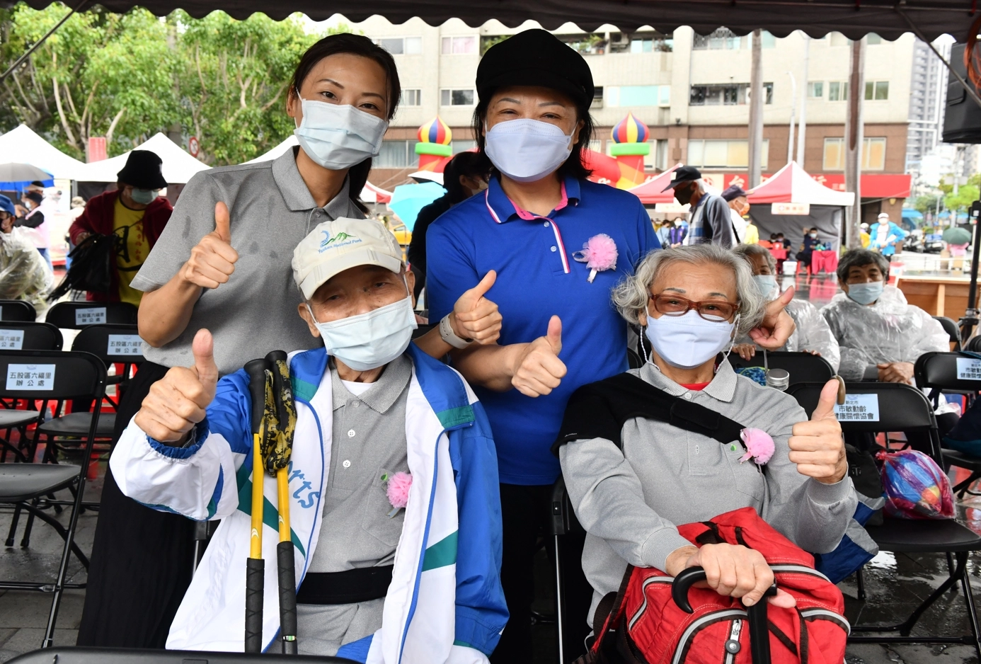陳惠仙(後左)與父母、姊姊一起參加「健康園遊會」活動，共同分享健康長照生活及推廣落實環保具體行動。