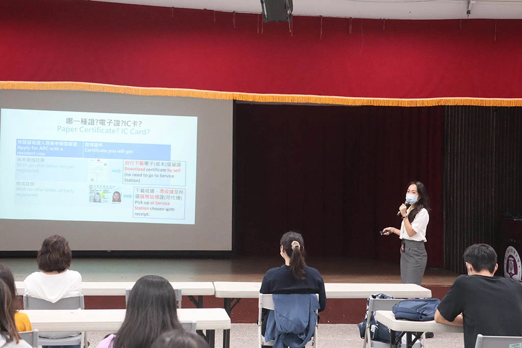 移民官於臺北商業科技大學講解外籍學生居留證線上申辦方式。