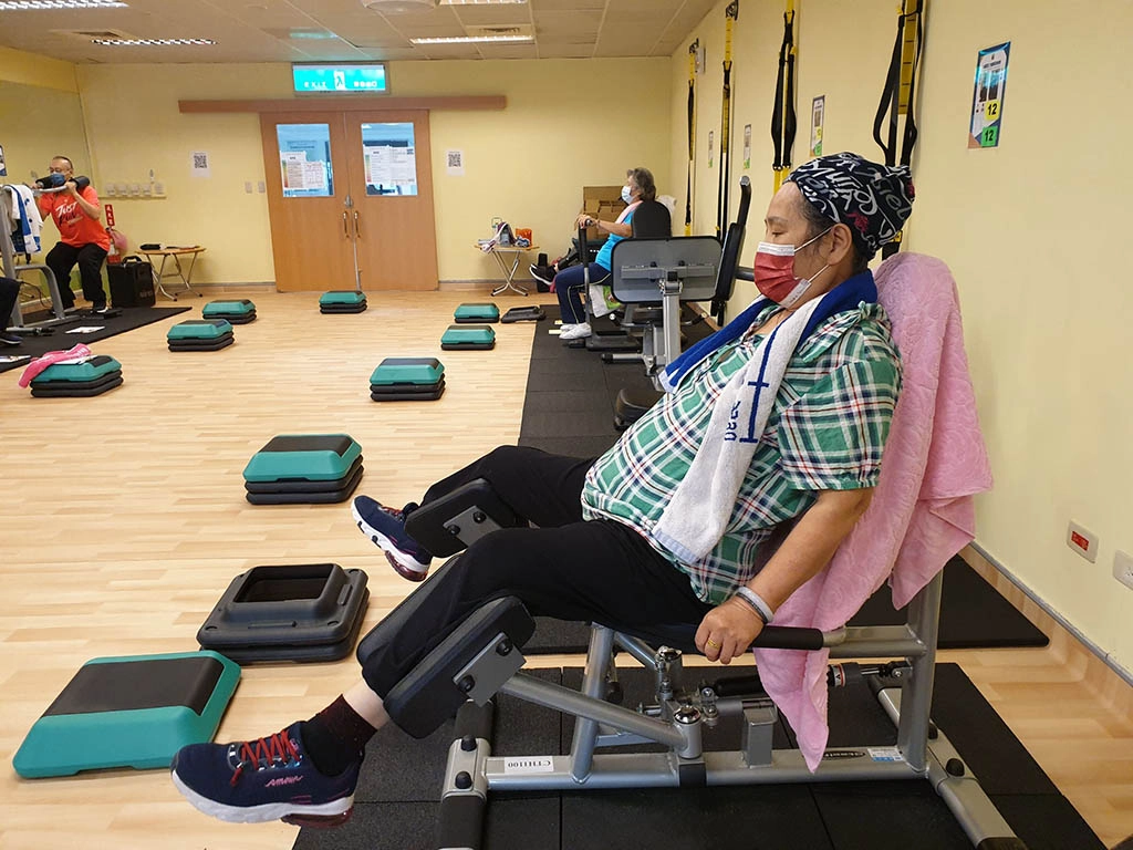 李賴秀蘭很驕傲地說：「以前強度我只能調到三，現在調到最強六都還覺得輕」兒子的孝心，讓媽媽身心更健康。