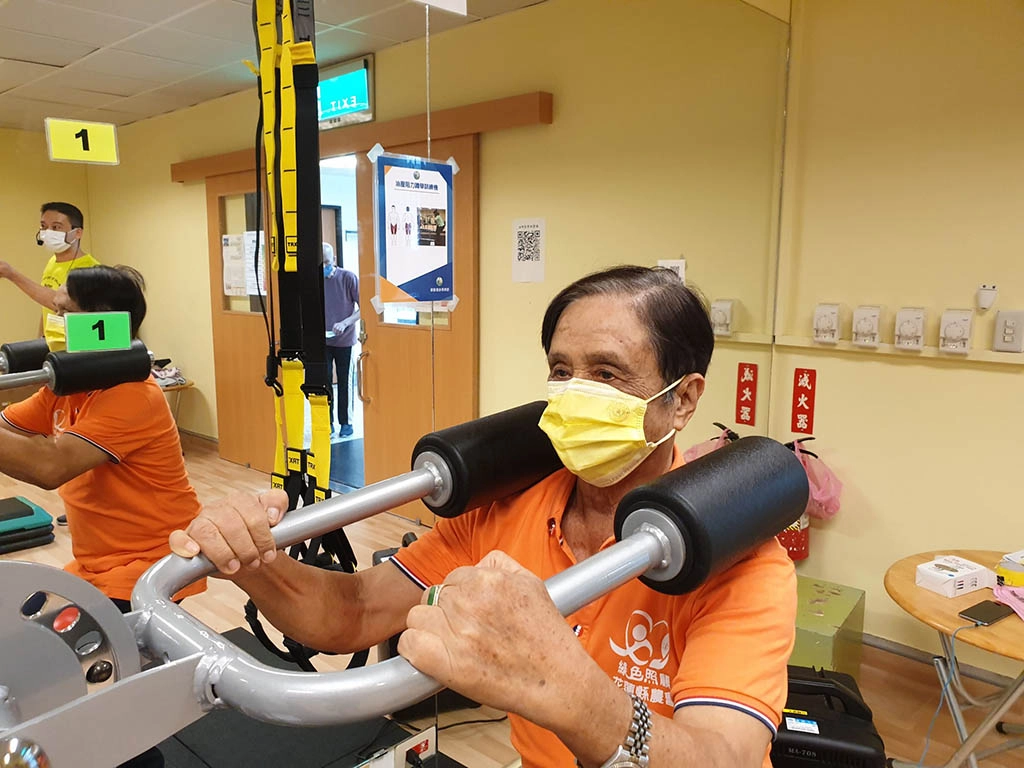 年齡最資深的84歲林仁政先生，不論是體力還是心態都很年輕，林仁政先生認真上課還擔任該班班長。