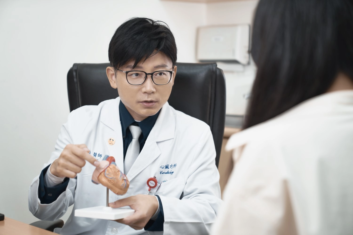 台北醫學大學教授暨雙和醫院心臟內科醫師洪明佑表示，心血管痙攣常在休息與睡眠時發作，嚴重時可能造成心肌梗塞或猝死 (示意圖，非當事患者) 。