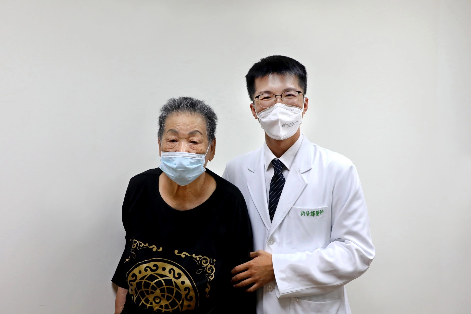 阿嬤表示非常感恩許晉譯醫師和整合科團隊，讓她可以不用動手術就解決眼皮問題，眼睛已回到最初有神的模樣。