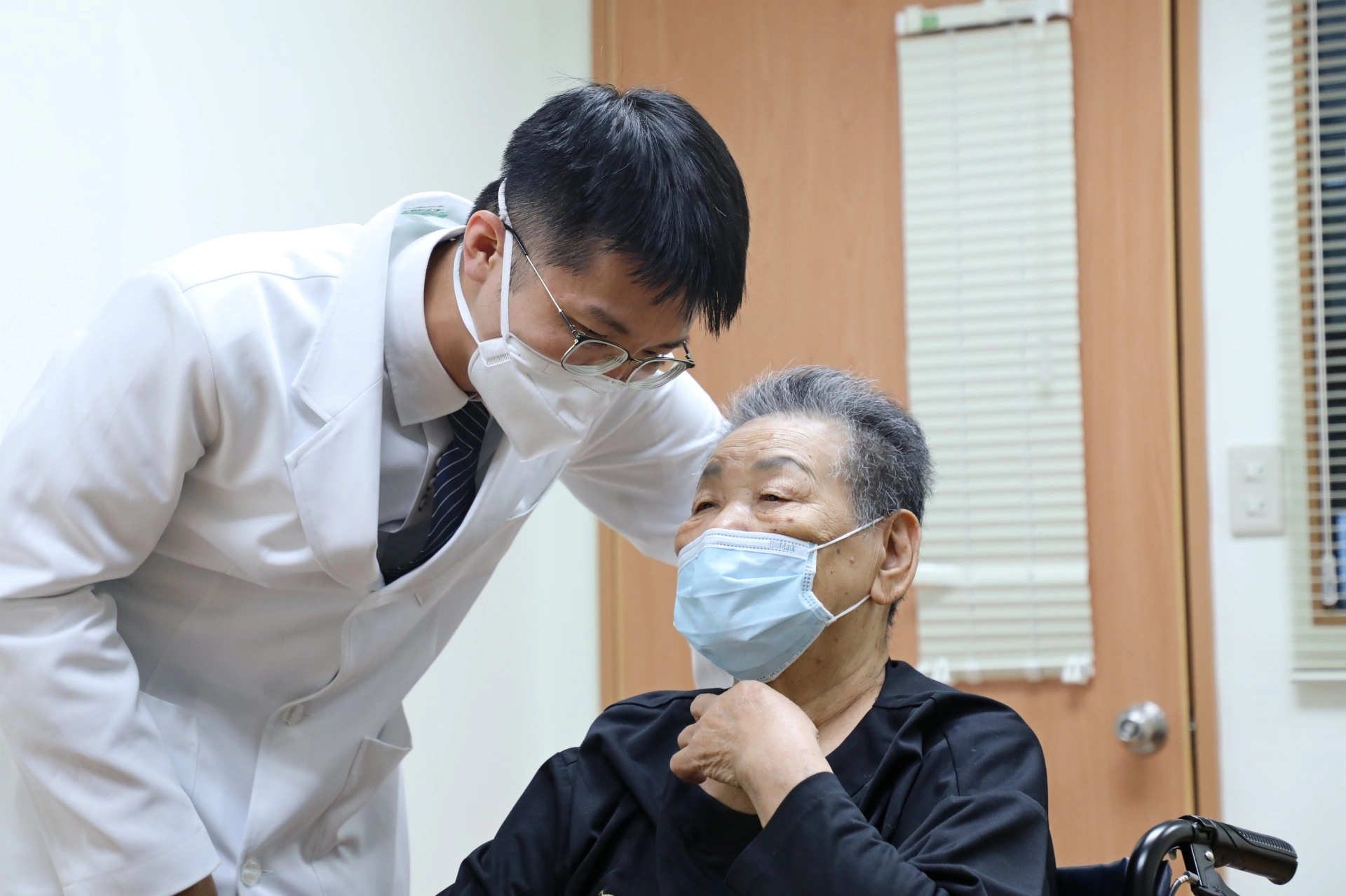 高齡整合照護科醫師許晉譯指出，阿嬤身上的水腫是「黏液」類型，與一般的水腫不同，按壓後並不會凹陷，是典型「甲狀腺機能低下」患者的臨床表現之一。