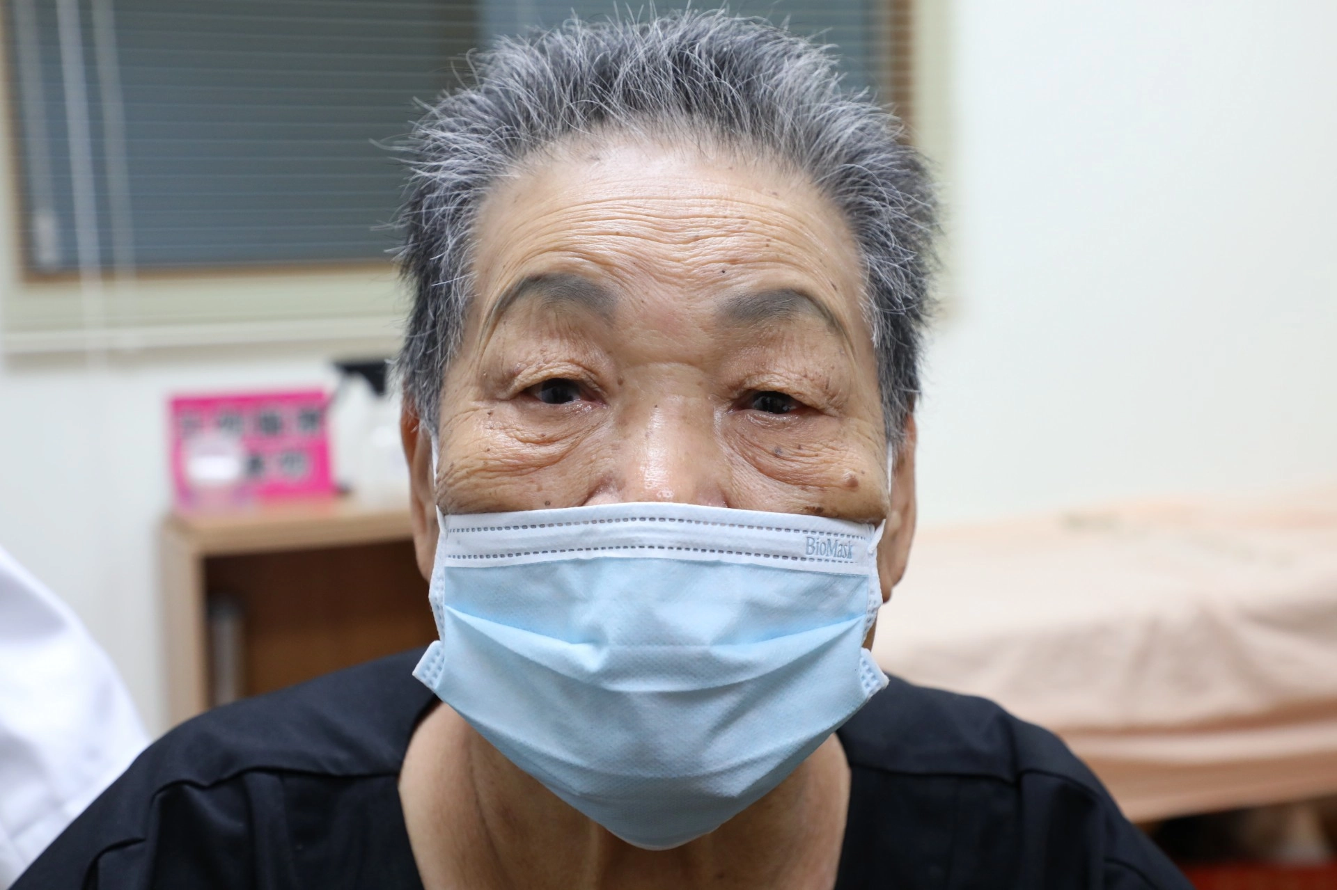 阿嬤表示非常感恩許晉譯醫師和整合科團隊，讓她可以不用動手術就解決眼皮問題，眼睛已回到最初有神的模樣。