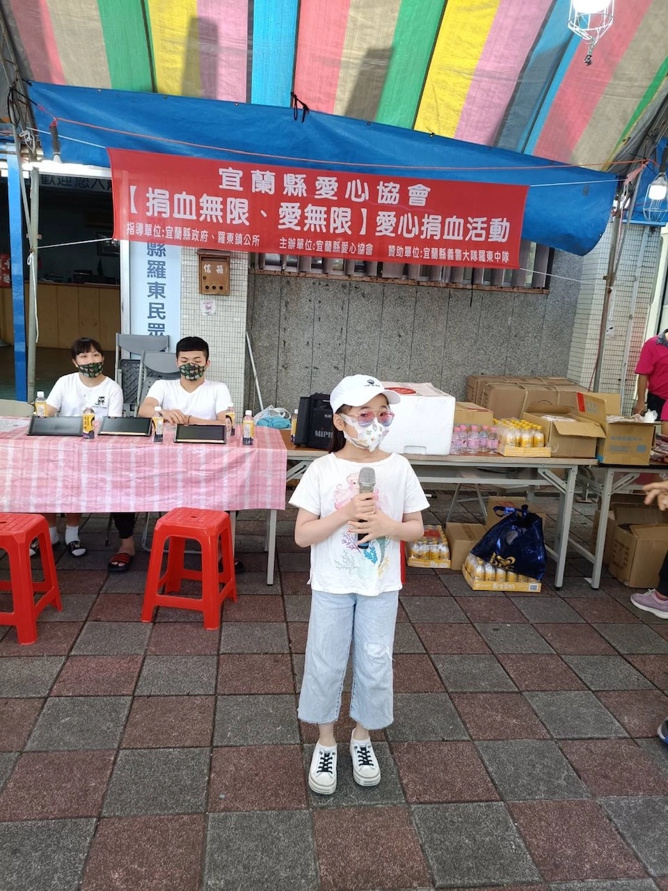 陳昕妤小朋友於宜蘭縣愛心協會舉辦愛心捐血活動中主持公益節目情形。