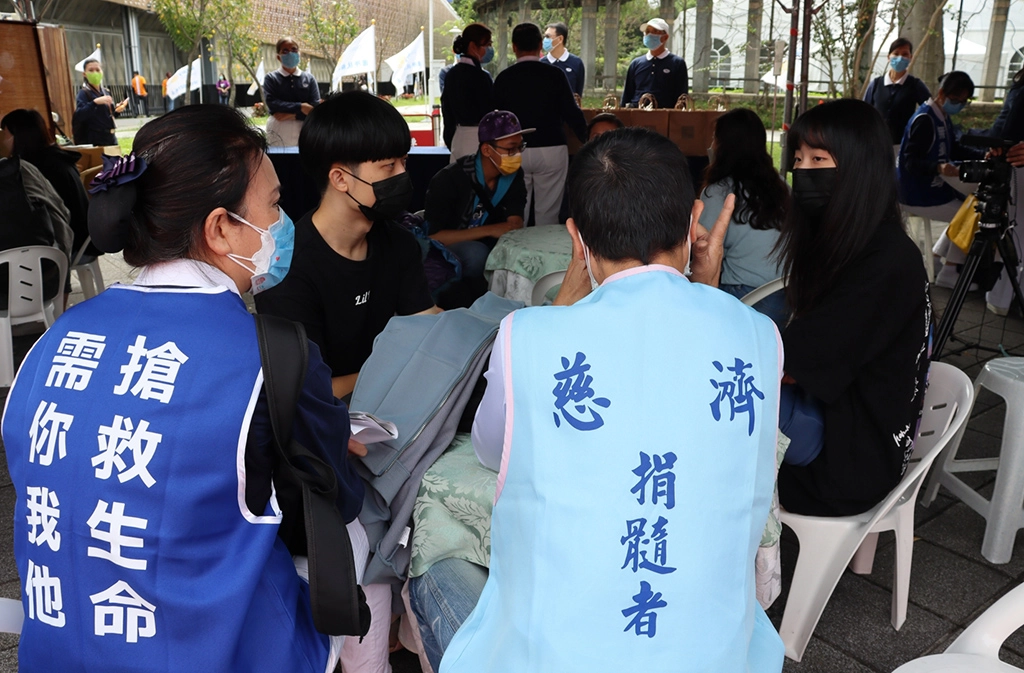 慈濟骨髓捐贈關懷小組志工團隊、造血幹細胞捐贈者等人也於驗血建檔活動現場為響應的民眾耐心說明、講解。