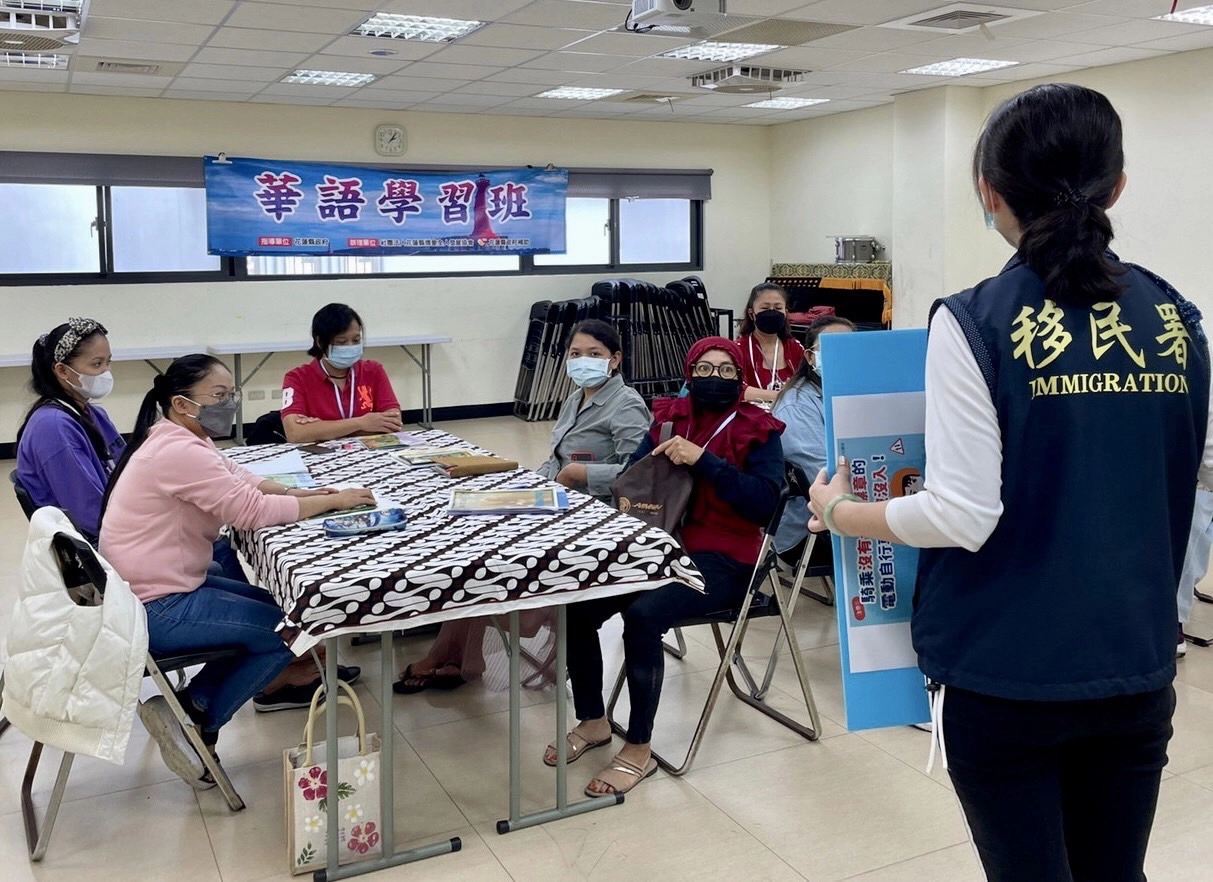 移民署花蓮縣服務站向移工及新住民說明在臺相關權益