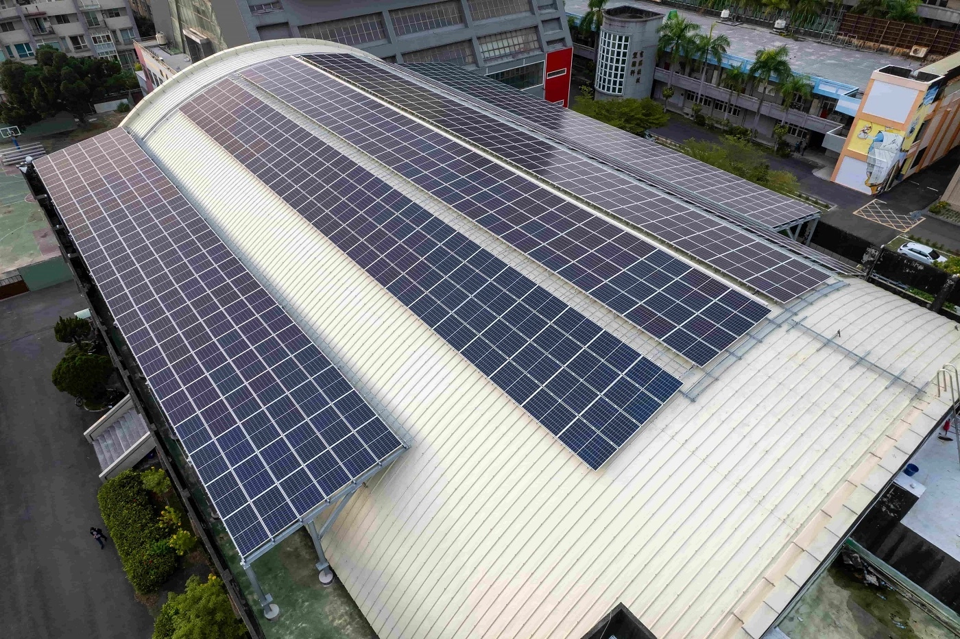 屋頂防焰浪板更換後，並配合政策架設太陽能發電系統