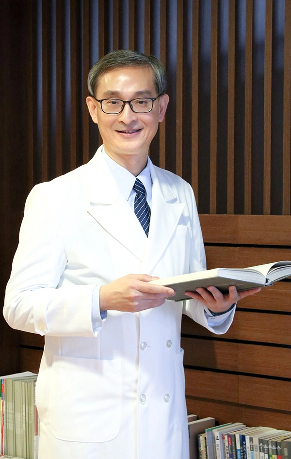 花蓮慈院幹細胞與精準醫療研發中心主任李啟誠表示，花蓮慈濟醫院與諾華合作，引進歐美創新的癌症治療方式「CAR-T免疫細胞療法」，這對於臺灣及東南亞各國有意尋求這項療法的血癌、淋巴癌病人，帶來治療新曙光。