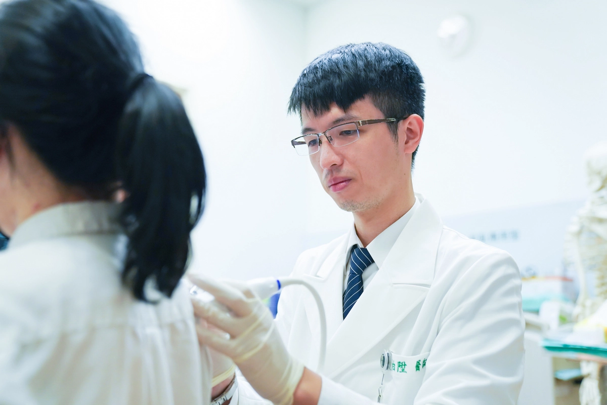 吳柏陞醫師使用超音波導引治療五十肩示意照。