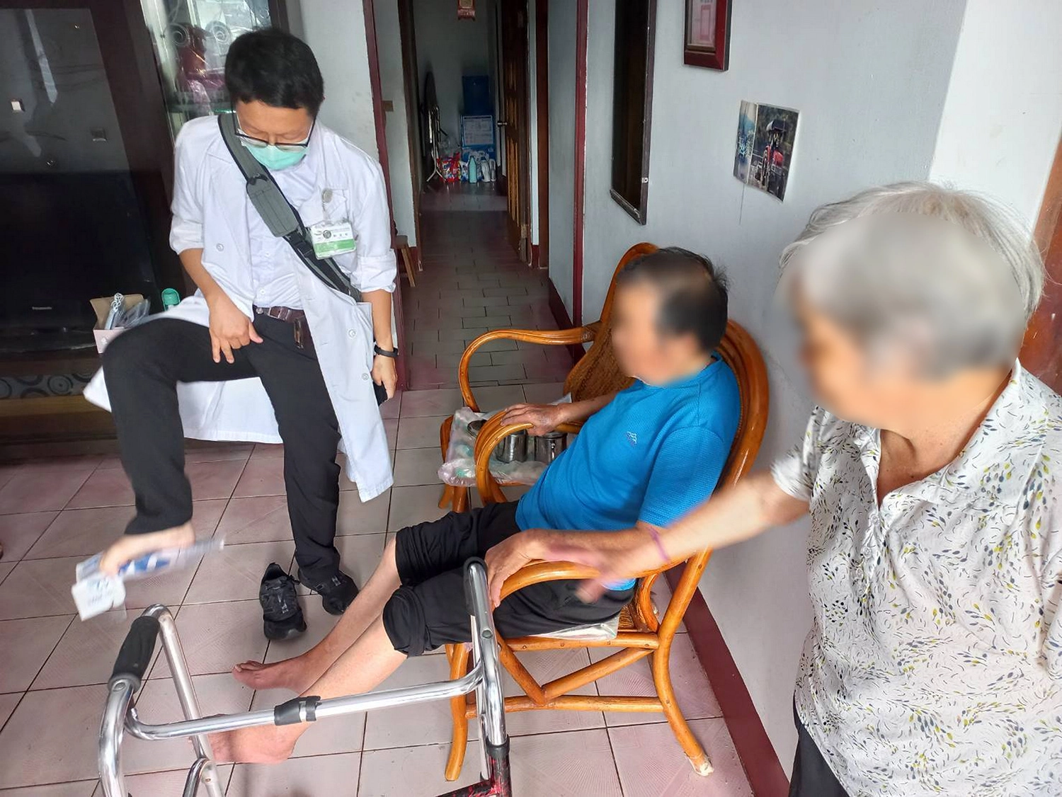 鄭主任向往診鄉親示範用腳掌夾紙，輔助平衡減少跌倒的風險。