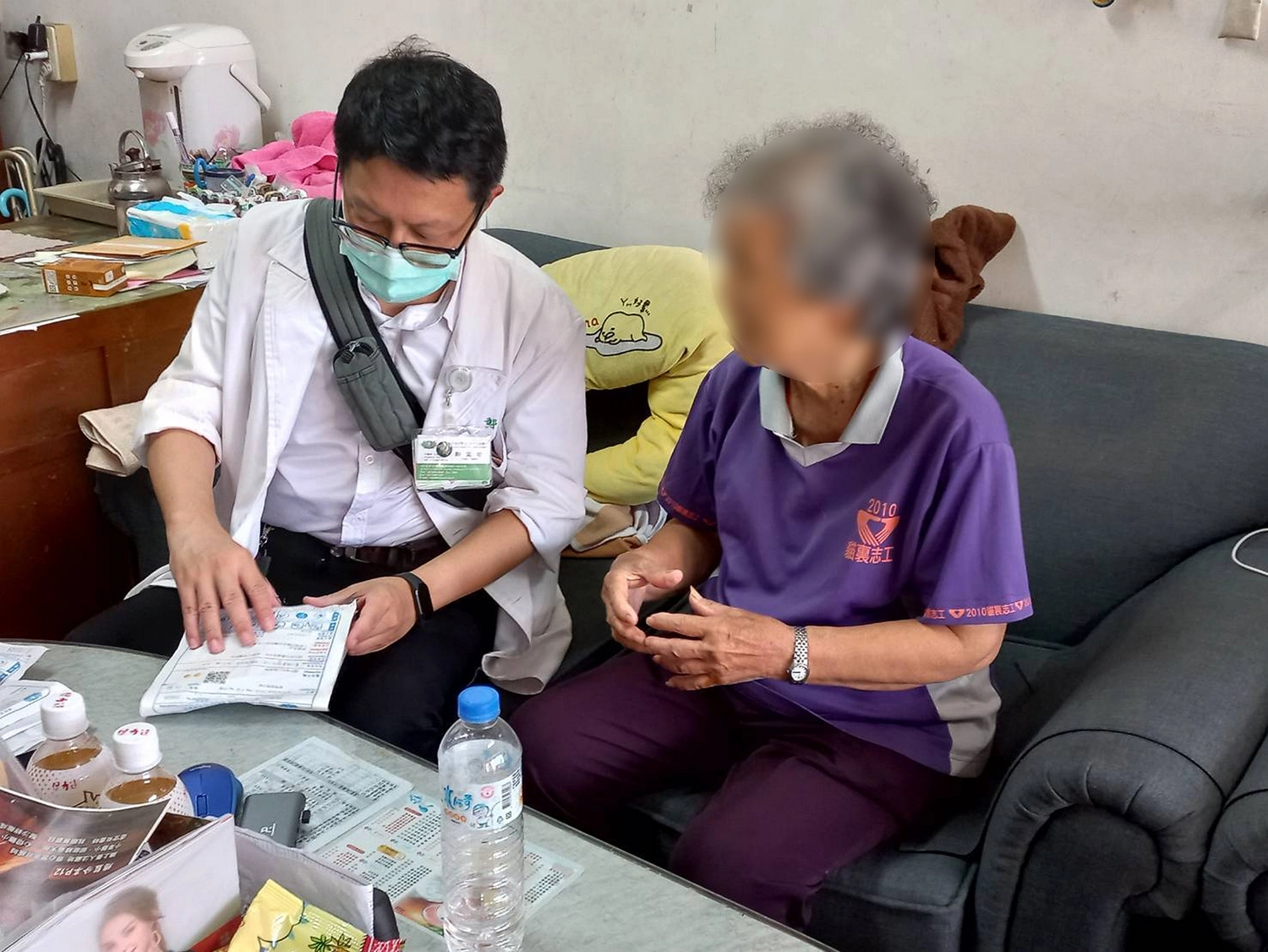 鄭主任檢視往診鄉親用藥，提醒服用注意事項。