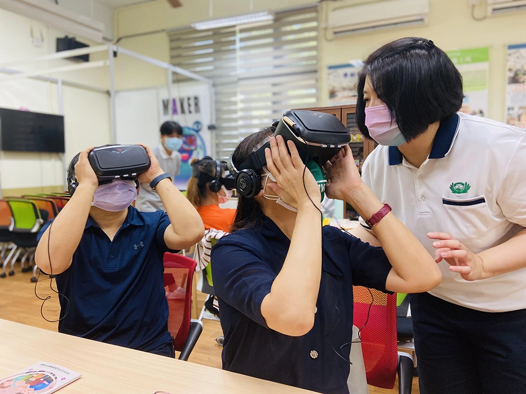 「虛擬實境VR體驗課」，讓家屬體驗失智症患者的視界。