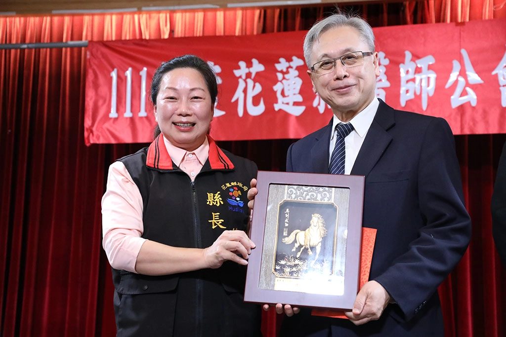 十一月六日花蓮縣醫師公會醫師節慶祝大會，花蓮慈院緩和醫學中心主任王英偉榮獲第十五屆醫療奉獻獎。