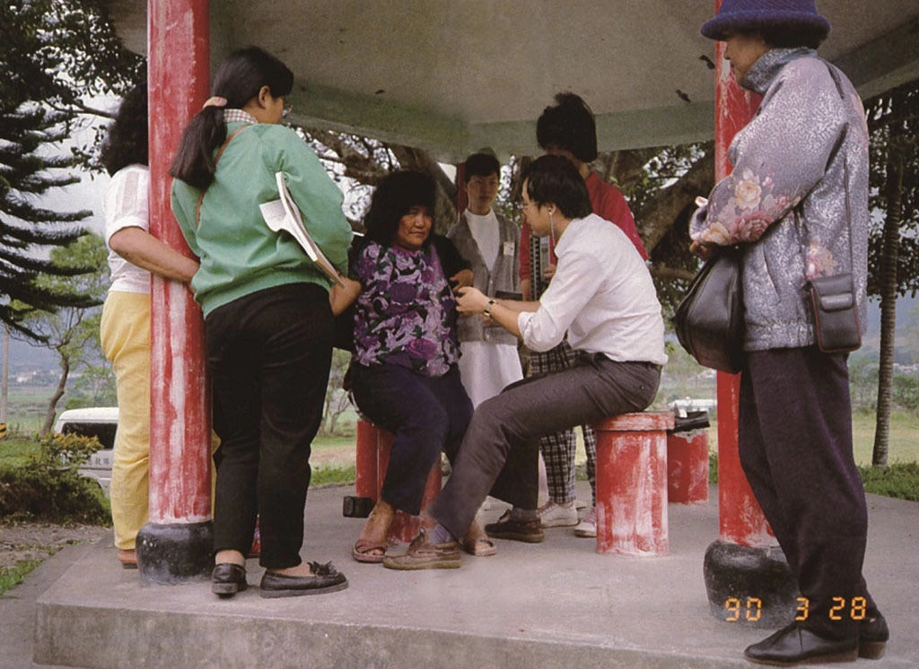 為提供山地原住民及偏遠地區更多的醫療服務，在醫院支持下，王英偉身兼醫師與司機，在花蓮山區村落間開啟「定時、定點、定人」義診和衛教服務。