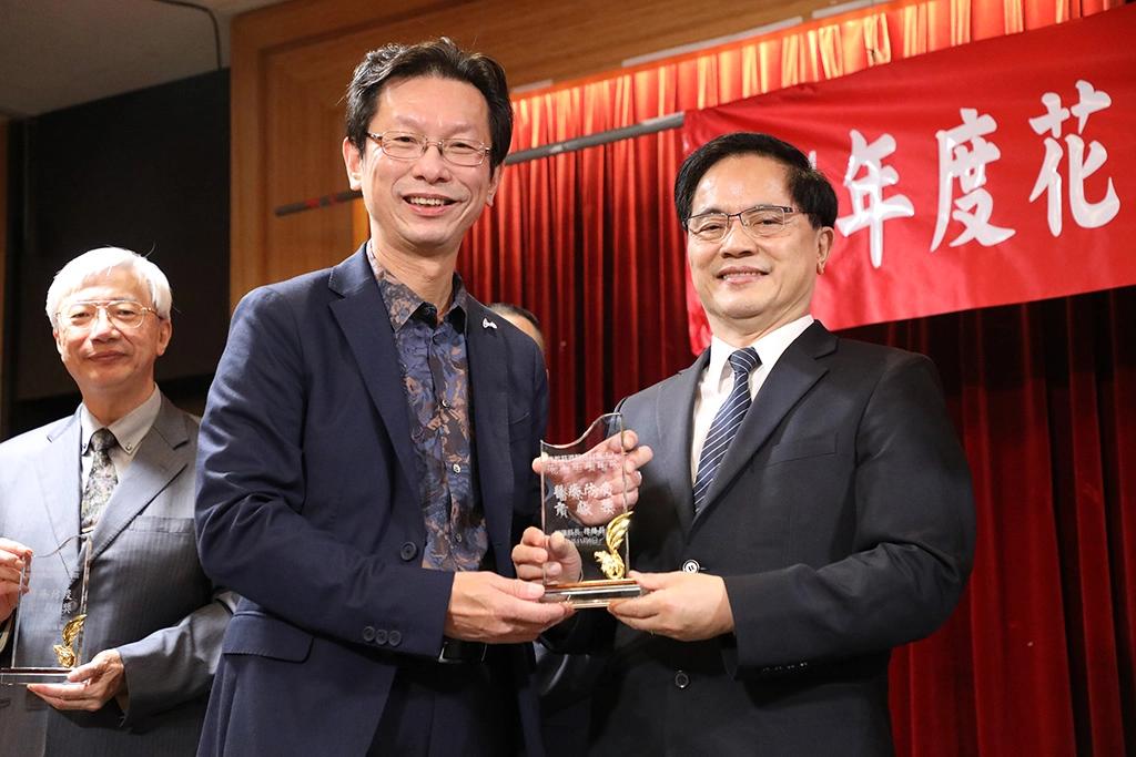 花蓮慈濟醫院在花蓮縣醫師公會醫師節慶祝大會中獲頒「醫療防疫貢獻獎」，由林欣榮院長代表受獎。