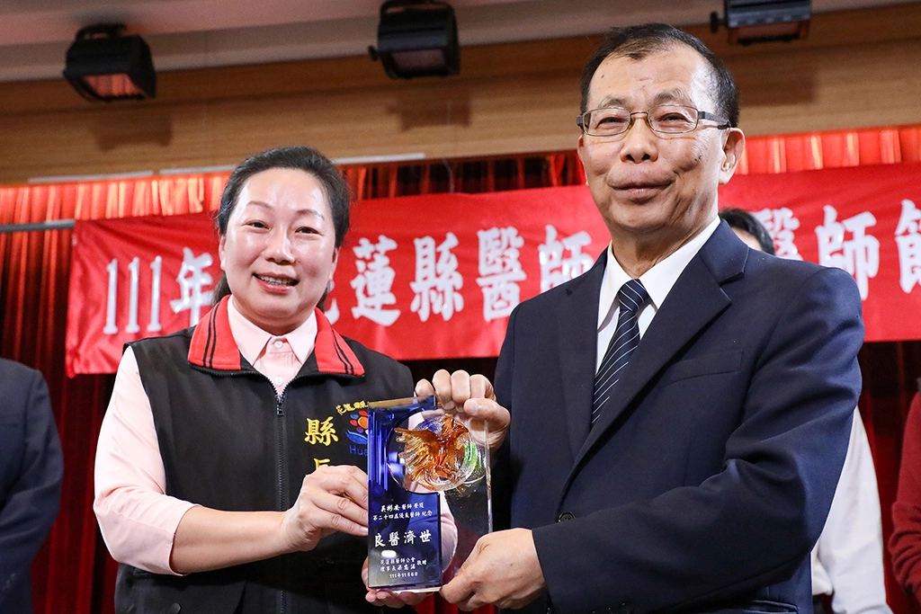 吳彬安副院長兼任人工智慧醫療創新發展中心(AI中心)主任，以自身影像醫學的專長，帶領智慧醫療AI中心整合醫療資訊系統和醫療影像擷取與傳輸系統，獲頒「優良醫師」獎項。