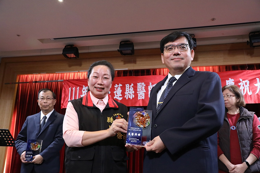 放射腫瘤科主任劉岱瑋在癌症臨床照護上盡心盡力，即便在春節連假期間，臨床醫療團隊仍堅守醫療崗位。
