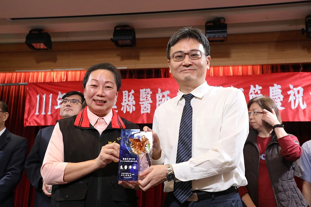 心臟內科張懷仁醫師不僅是救心小組成員，在緊急醫療發揮搶救生命的良能，更從臨床與研究方面發現素食習慣對健康的幫助。