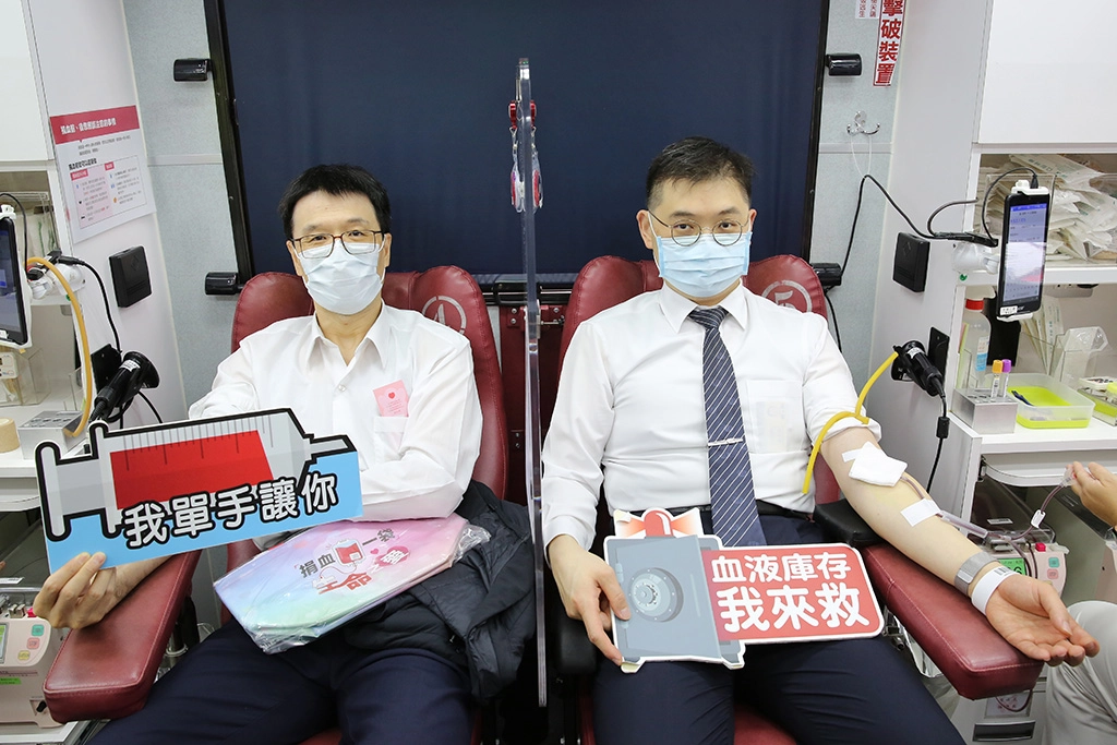 捐血站一開張，影像醫學部主任高鴻文(左)、臨床病理科主任暨血液腫瘤科醫師黃威翰(右)，要捐出一袋血來慶祝醫師節。