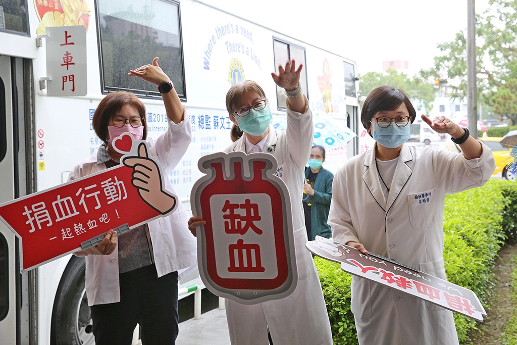 檢驗醫學科主任張淳淳(中)，也帶領同仁來響應，並跟捐血站預約明年一月的醫檢師節將繼續響應這個熱血活動。
