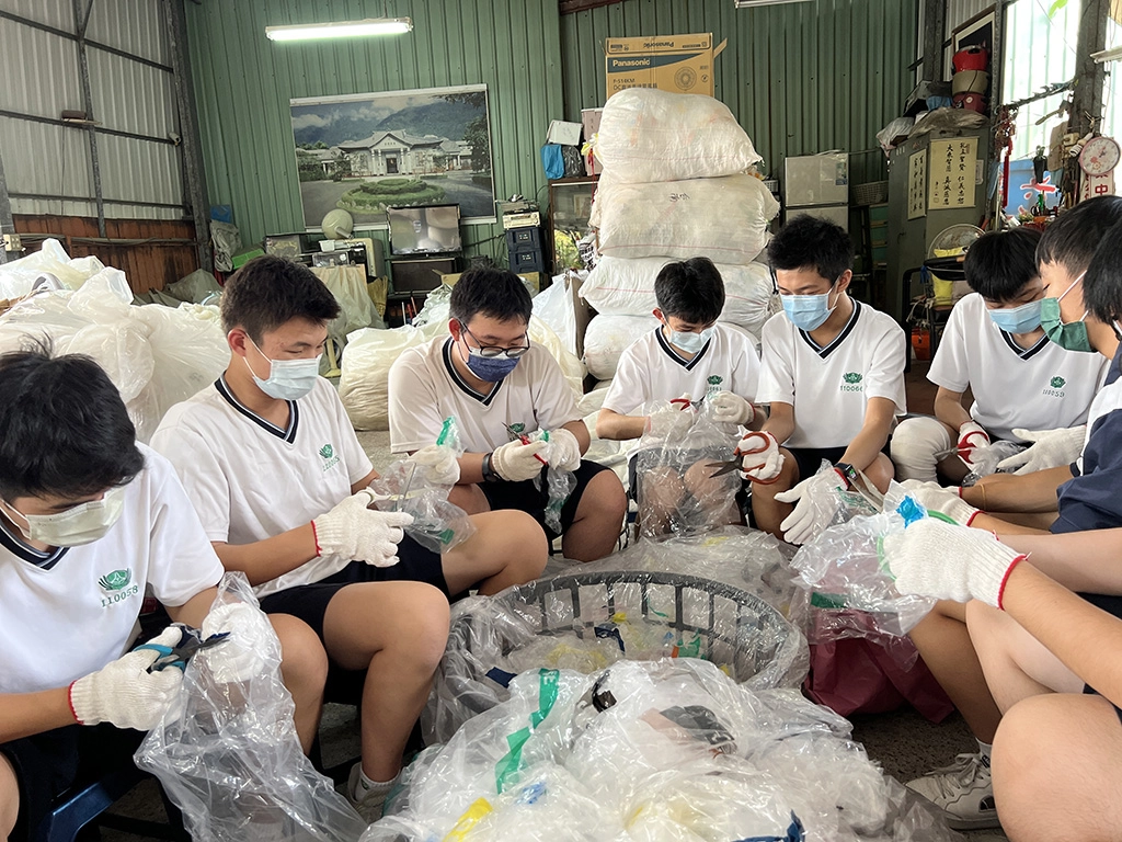 塑膠分類有學問，用心即是專業。