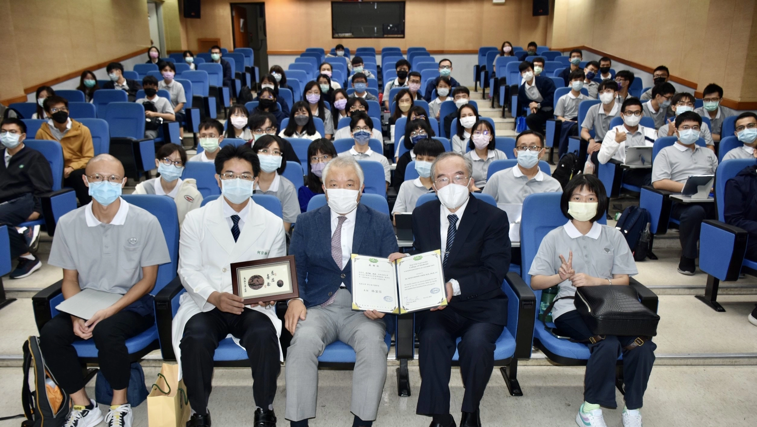 崔昇勳教授也到慈濟大學學士後中醫學系與學子們分享COVID-19大流行的整合醫學展望。