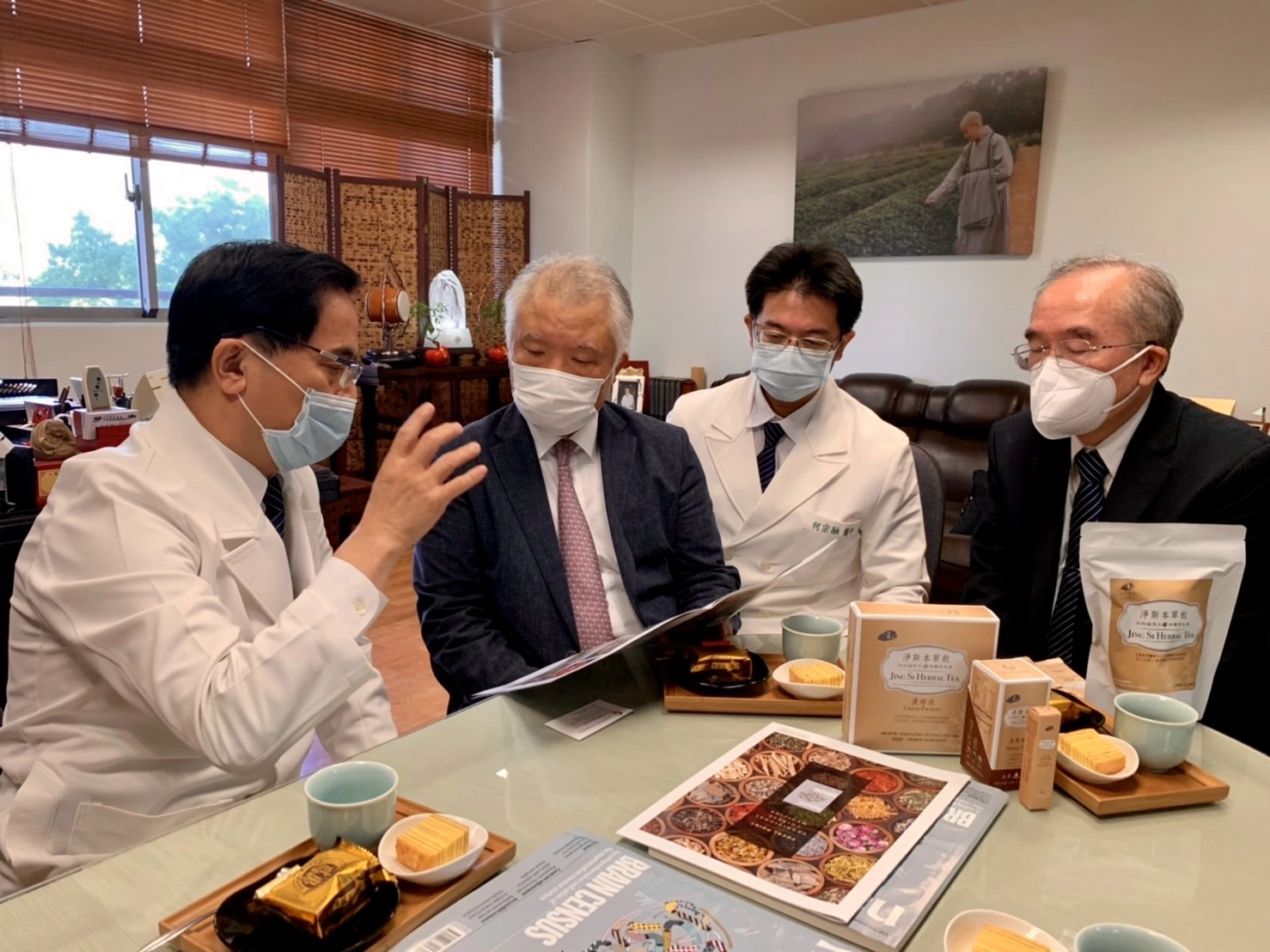林欣榮院長(左一)、何宗融副院長(右二)與崔昇勳教授(左二)分享花蓮慈院中西醫合療，右一為慈濟大學學士後中醫學系主任林宜信。