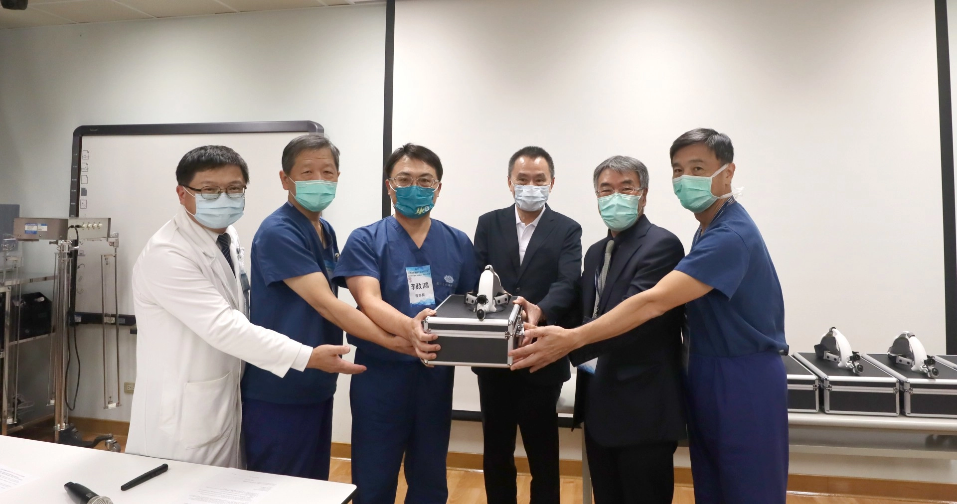 10日在學員的見證下，由慈濟大學模擬醫學中心曾國藩主任、台灣脊椎外科醫學會歷屆理事長代表雙方完成捐贈典禮。(從左到右為吳文田醫師，牛自健醫師，李政鴻醫師，曾國藩主任，于載九醫師，楊曙華醫師