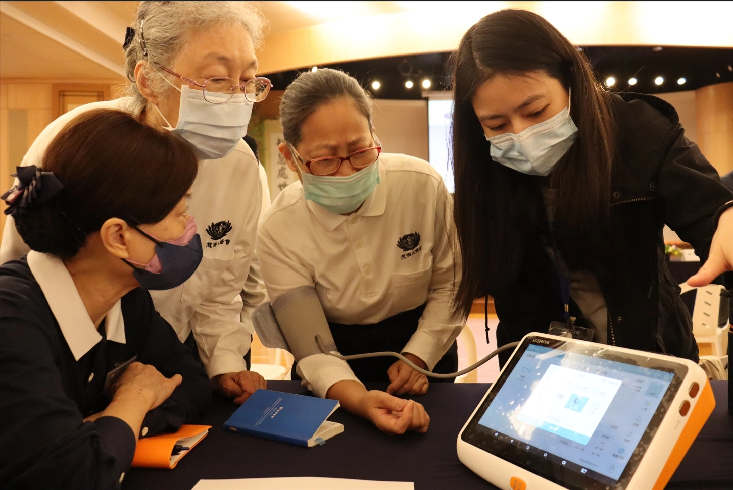 簽約儀式上，鴻海科技工程師團隊現場教學慈濟人醫會志工團隊操作這兩套硬體儀器，熟悉並說明各顯示頁面。