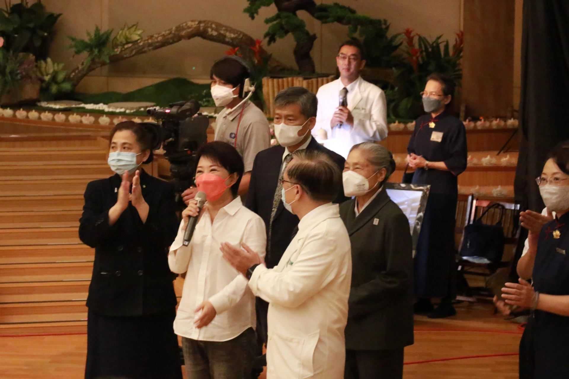 臺中市長盧秀燕（前排中）、衛生局長曾梓展（後排左）感恩臺中慈濟醫院與簡守信院長（右）在防疫關鍵時刻的無私付出。