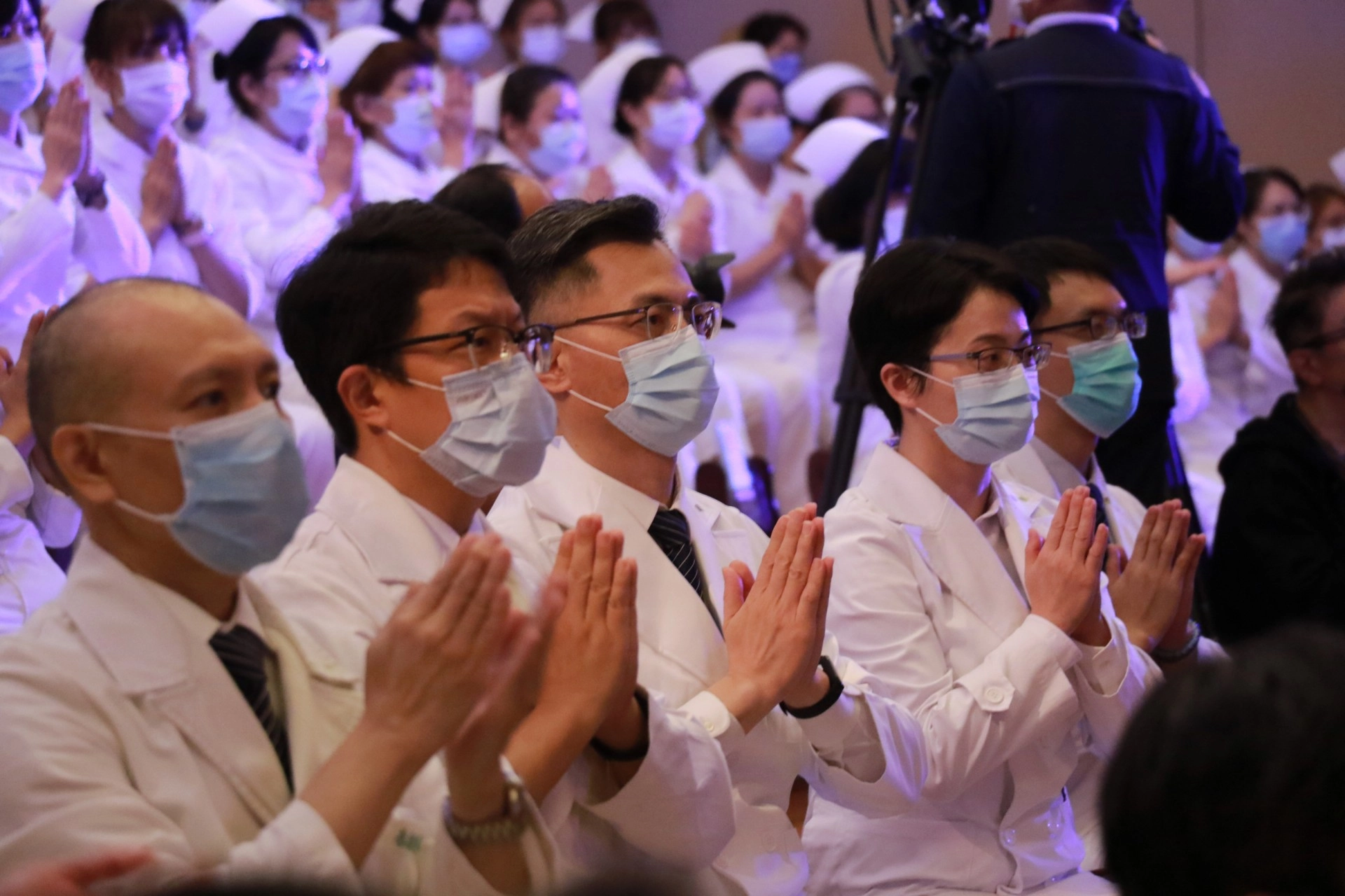 器官移植中心主任鄭紹彬（左三）參加臺中慈濟醫院歲末祝福，體悟不一樣的醫師節。
