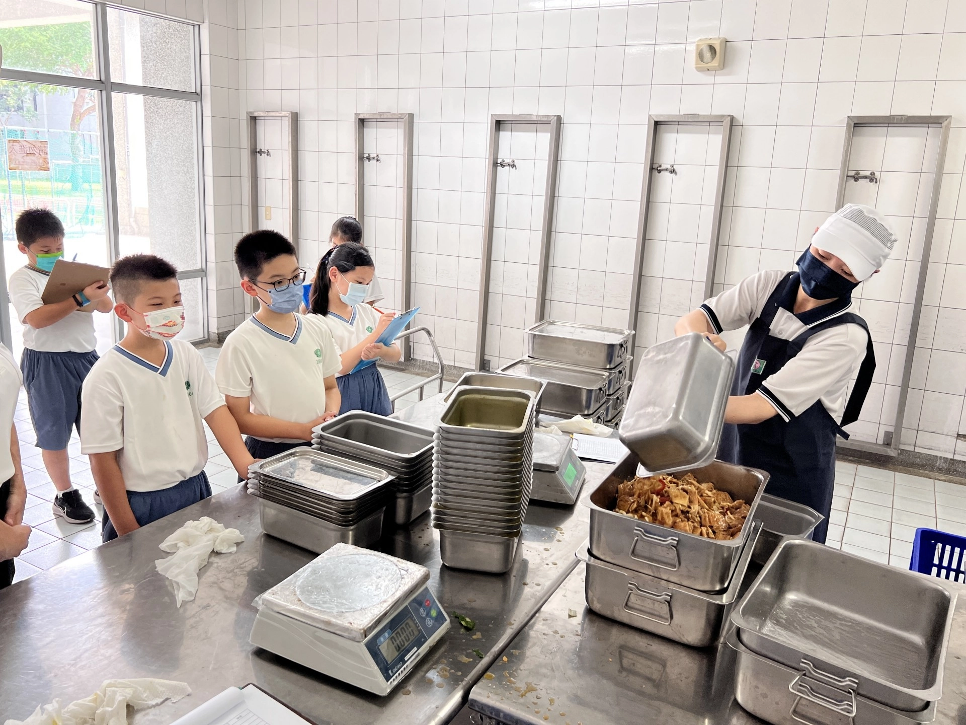 學生親自到學校中央廚房蒐集廚餘量的數據、發想改善對策、啟動各種惜食行動方案