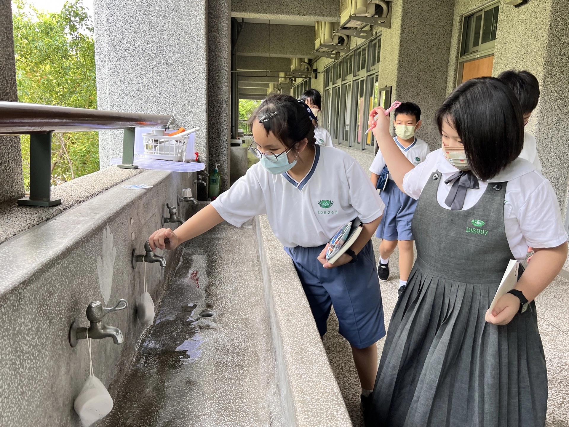 小組觀察到漏水現象，請大家一旦發現漏水，立即通報及時處理並養成隨手關水不玩水的習慣