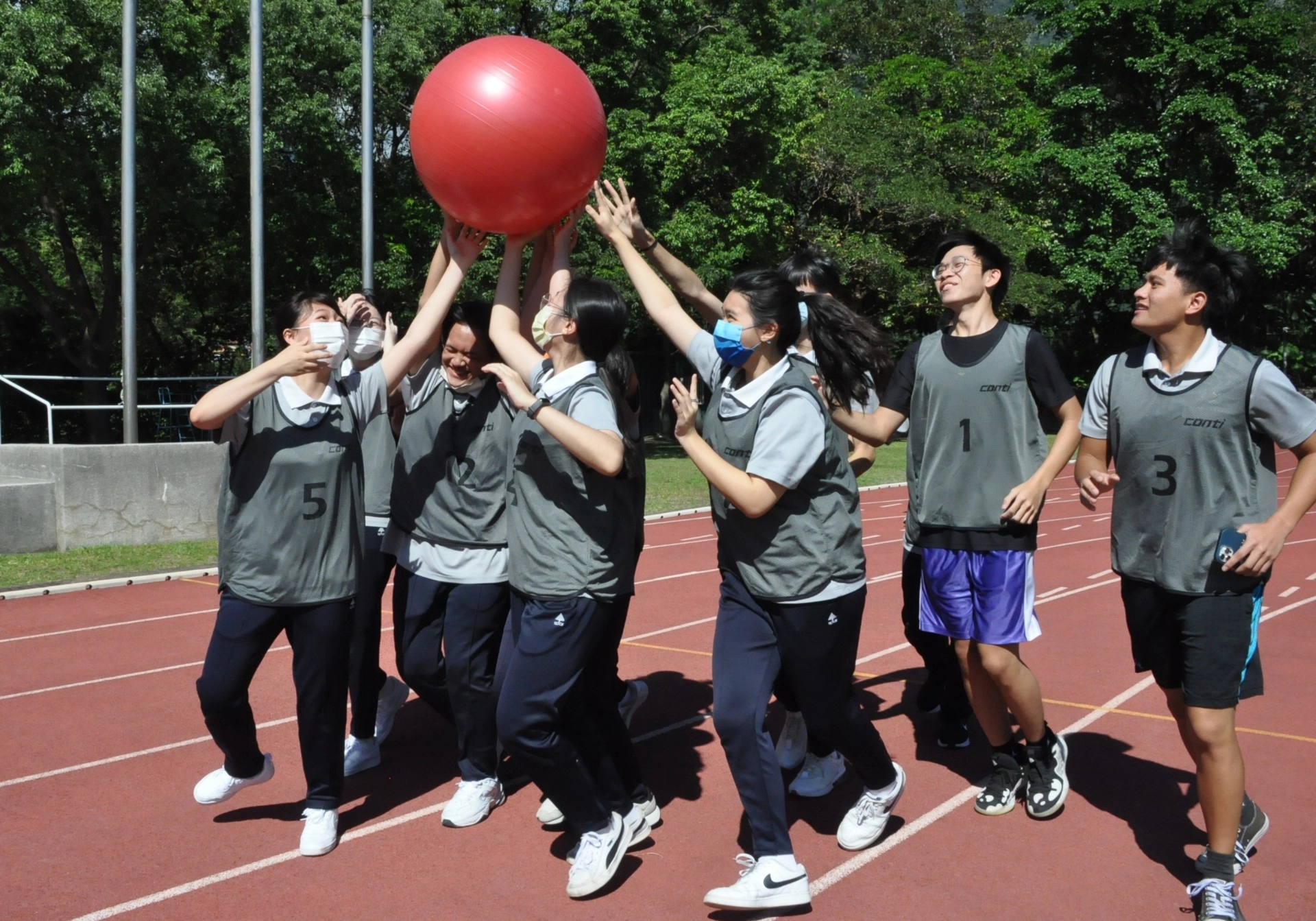 全部隊員一起舉起韻律球衝向終點，非常考驗配合度。