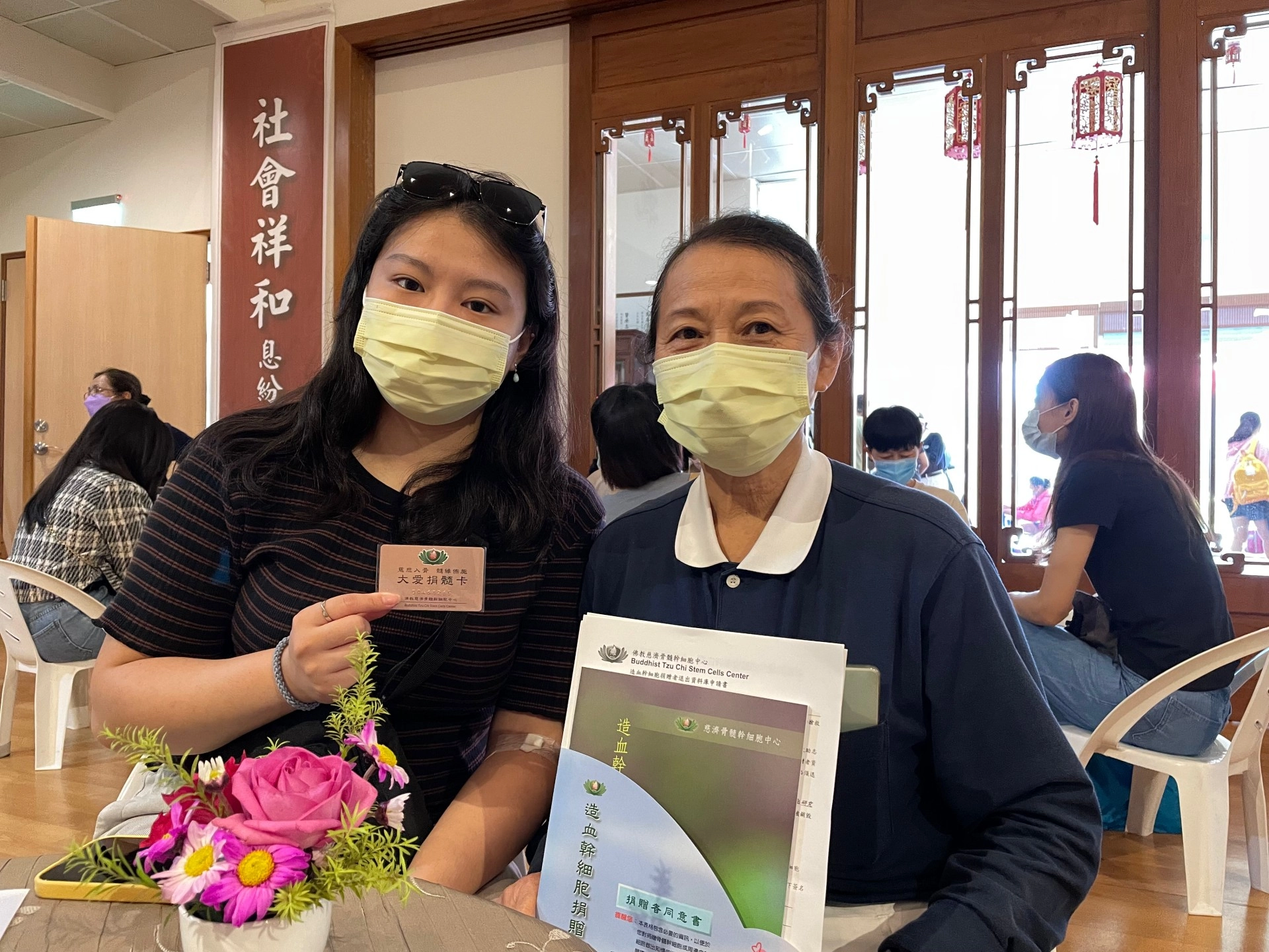 廖翊淳(左)特別從台北回來台東支持骨髓驗血建檔活動。