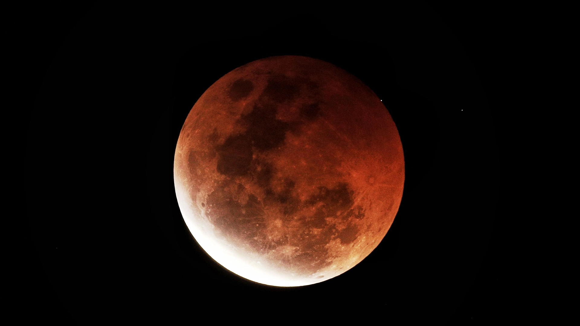 高倍天文望遠鏡的鏡頭下，月球的撞擊坑在陰影交界顯而易見