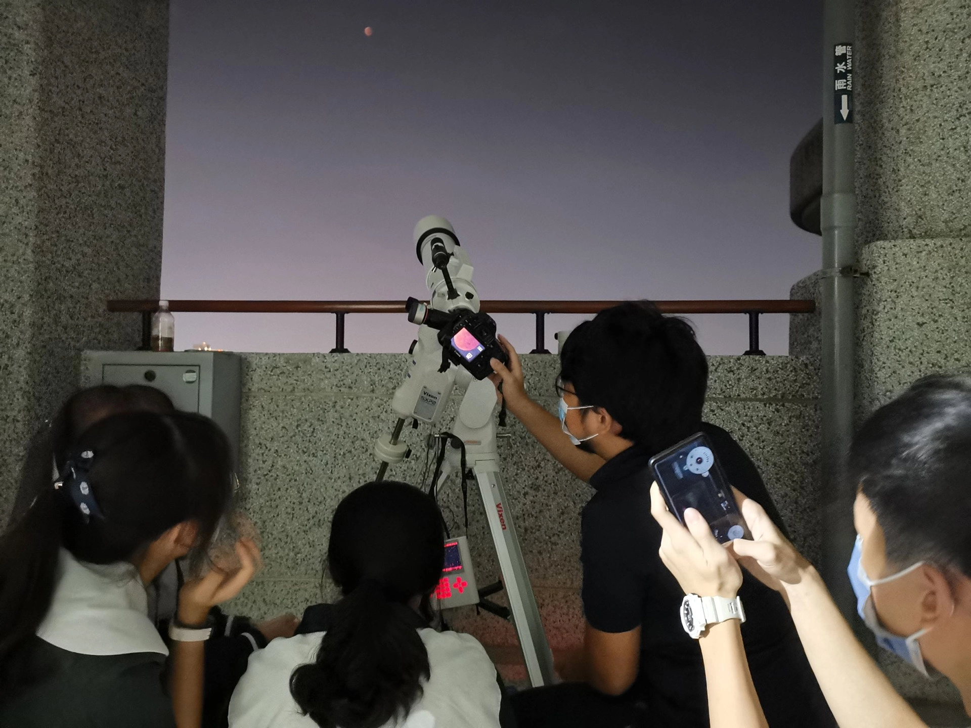 同學學習基礎天文儀器操作、手機簡易星空攝影。