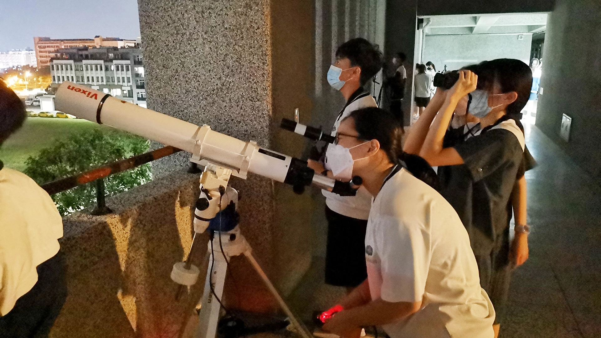 2022年11月8日晚間在校園利用天文望遠鏡，進行一場天文觀測。