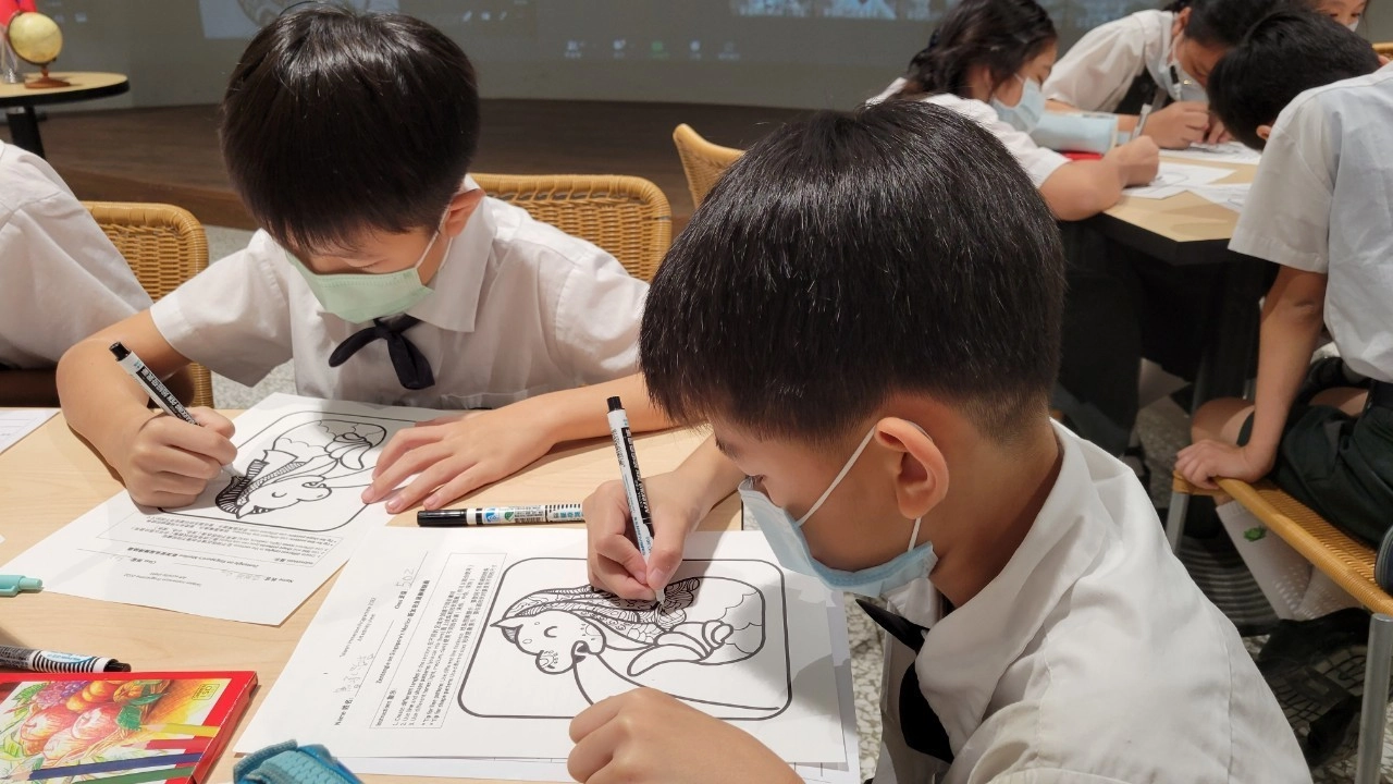 纏繞畫課程，透過一筆一畫的線條，繪出不一樣的魚尾獅