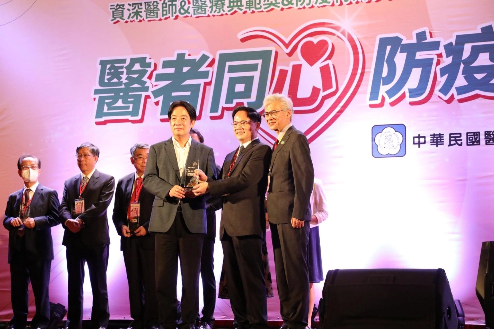 花蓮慈院林欣榮院長，榮獲中華民國醫師公會全國聯合會臺灣醫療典範獎。