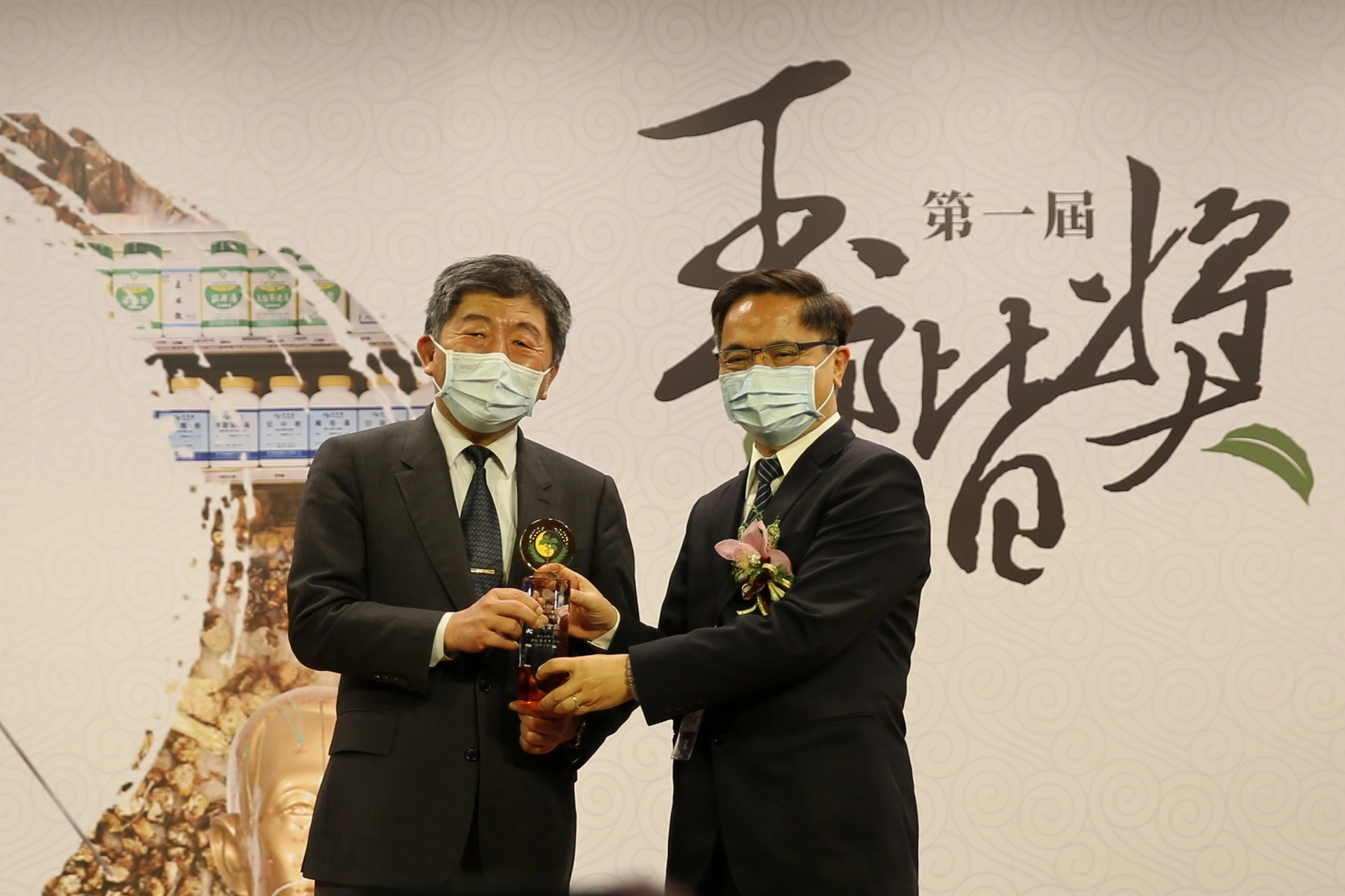 林欣榮院長也參與研發淨斯本草飲對抗COVID-19，推動中西醫合療與中醫藥研究的成果，獲得衛生福利部第一屆玉階獎表揚典禮上榮獲卓越貢獻獎。