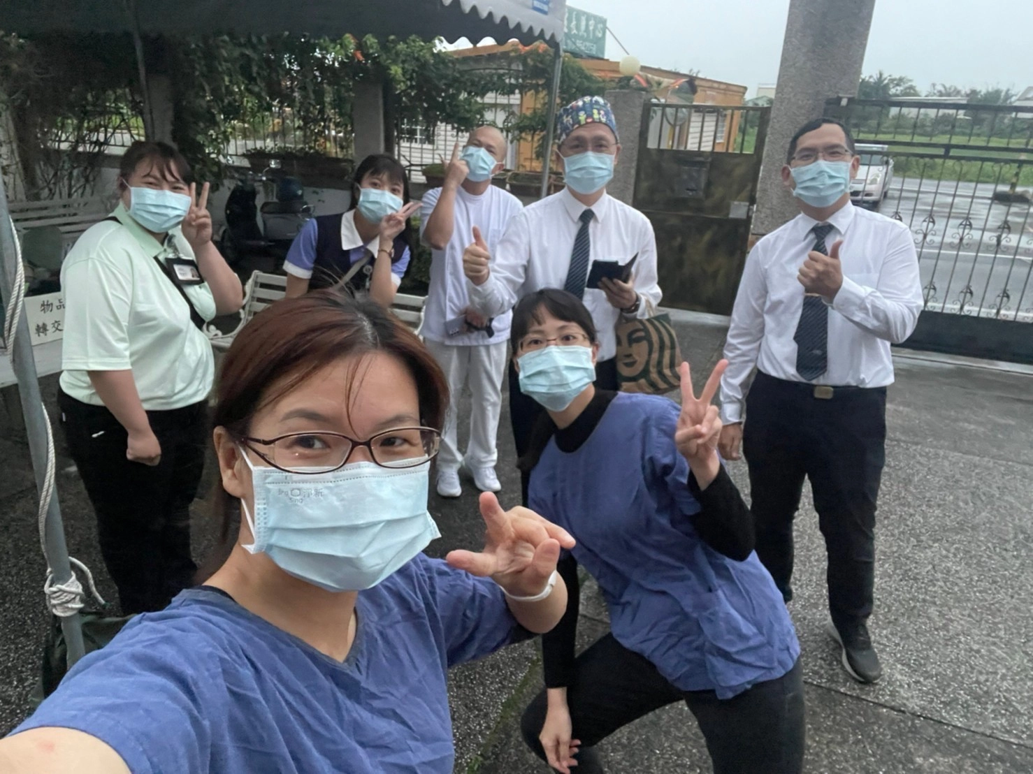 感管室黃妙慧主任（藍色工作服）、江惠莉組長（藍色工作服）、內科部副主任王智賢（後排右二）、老年醫學科主任高聖倫（後排右一）與社區健康中心護理師去安養中心做篩檢。
