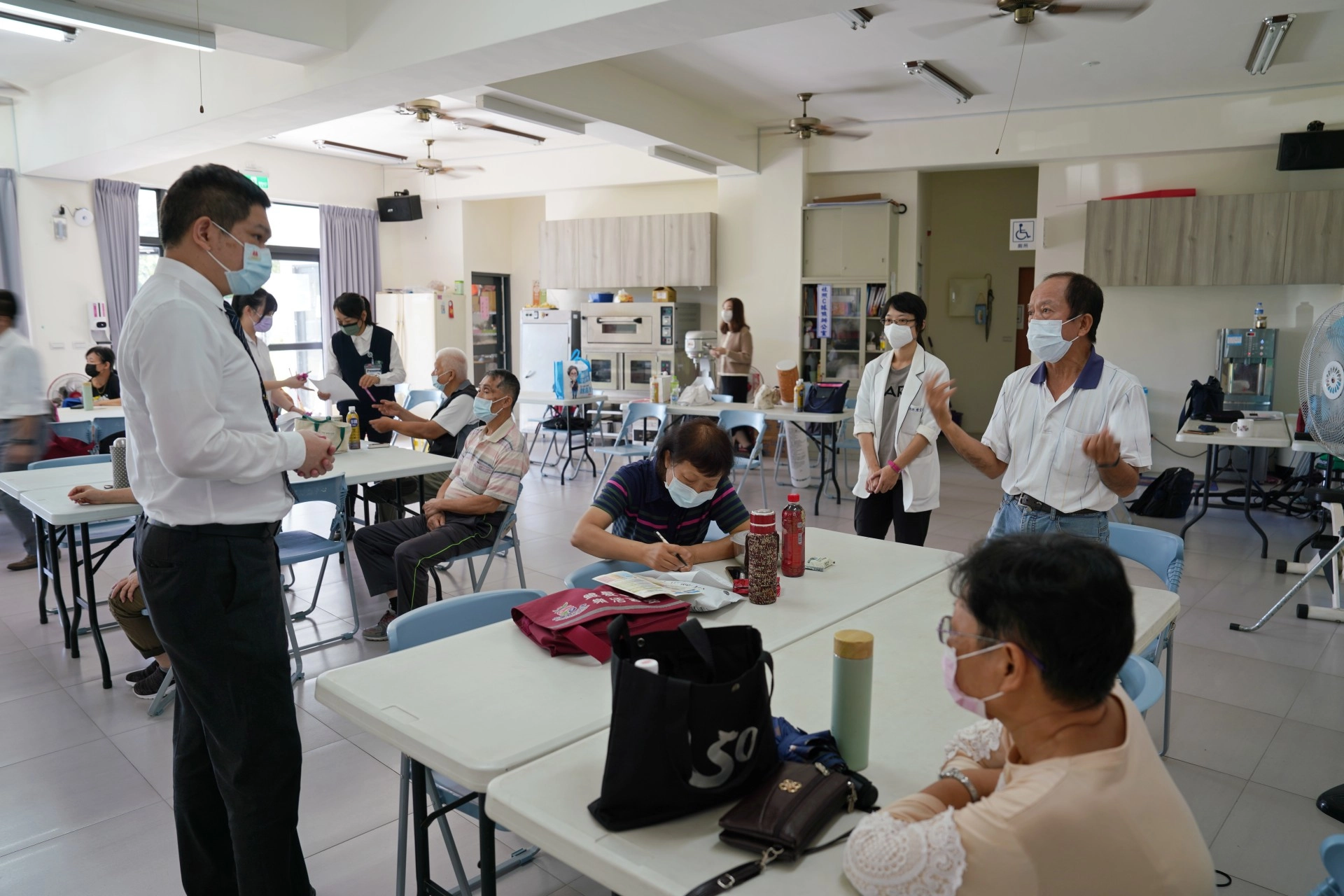 光華社區民眾於衛教課程中踴躍提問有關肺阻塞治療問題。