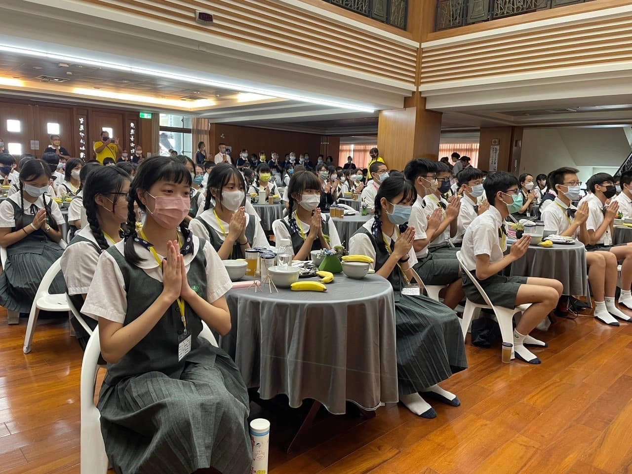 臺南慈中同學們感恩師姑師伯的悉心照顧。